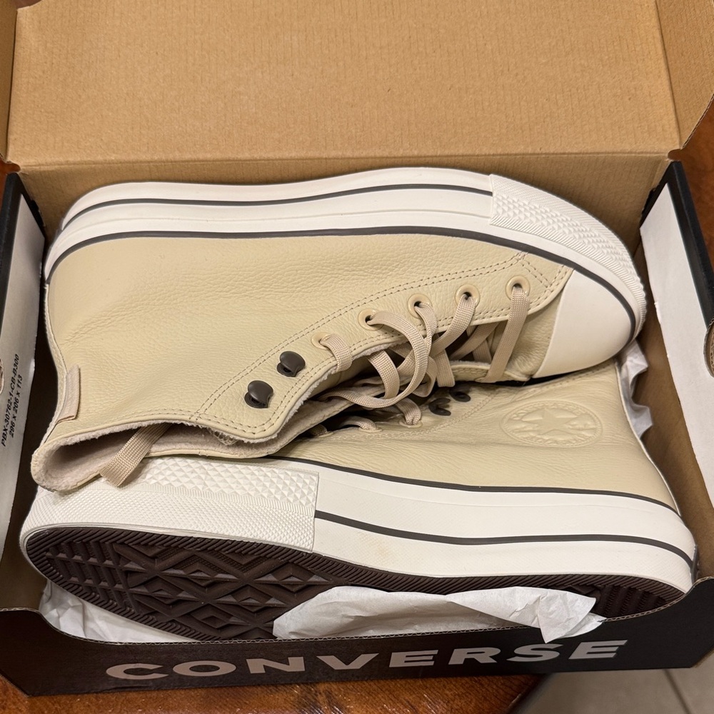 Converse Chuck Taylor All Star Lift Platform weatherized leather
Women’s US 9